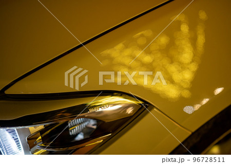 車に映った街路樹のイルミネーション 96728511