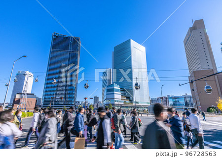 日本の横浜都市景観 BQ.1.1…いまだコロナ禍だが、桜木町駅前の日本丸交差点には多くの人出＝11月 96728563
