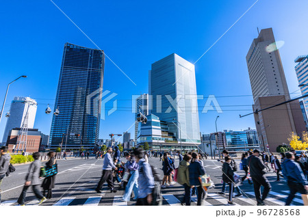 日本の横浜都市景観 BQ.1.1…いまだコロナ禍だが、桜木町駅前の日本丸交差点には多くの人出＝11月 96728568