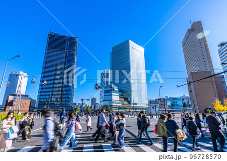 日本の横浜都市景観 BQ.1.1…いまだコロナ禍だが、桜木町駅前の日本丸交差点には多くの人出＝11月 96728570