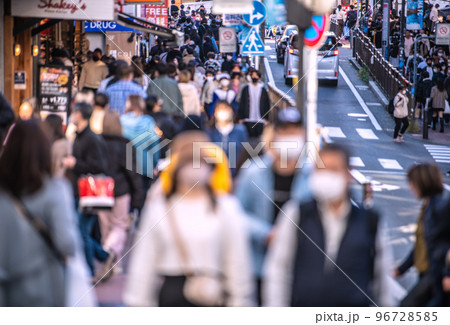日本の横浜都市景観 BQ.1.1…屋外でマスクは不要…換気が全てなのだがいまだマスク姿が…＝27日 96728585