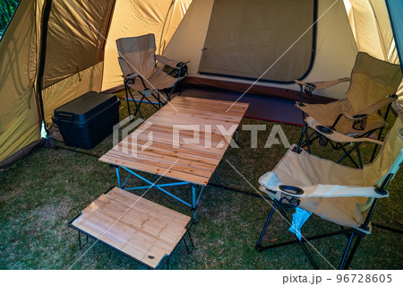 キャンプ場でテントを貼る　アウトドアテーブルと椅子 96728605