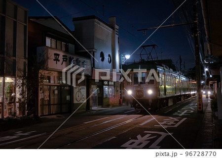 江ノ電腰越商店街の夕景 96728770