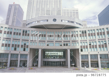 東京都新宿区の東京都庁(第一本庁舎・第二本庁舎・議会)を外観から見る風景 東京都新宿区の東京都庁(第一本庁舎・第二本庁舎・議会)を外観から見る風景 96728775