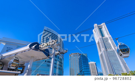 日本の横浜都市景観　秋晴れに映える未来的な“空中交通”「YOKOHAMA AIR CABIN」 96728802