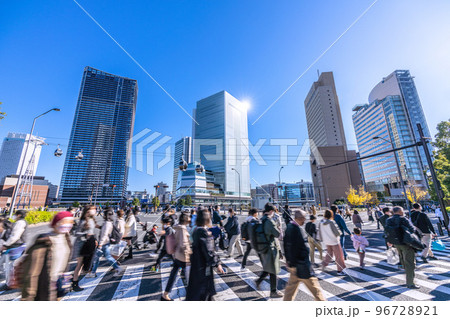 日本の横浜都市景観 BQ.1.1…いまだコロナ禍だが、桜木町駅前の日本丸交差点には多くの人出＝11月 96728921