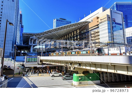 大阪駅を発着する大阪環状線323系電車 大阪駅を発着する大阪環状線323系電車 96728973