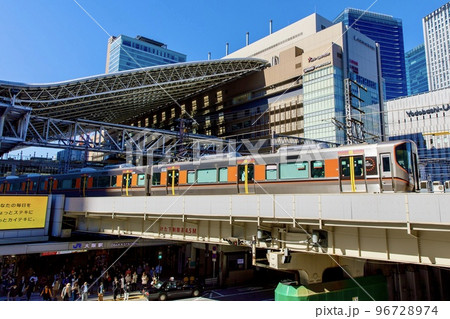 大阪駅を発着する大阪環状線323系電車 96728974