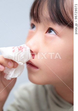 鼻血が出る小学生の女の子 (血のりでイメージ) 96729071