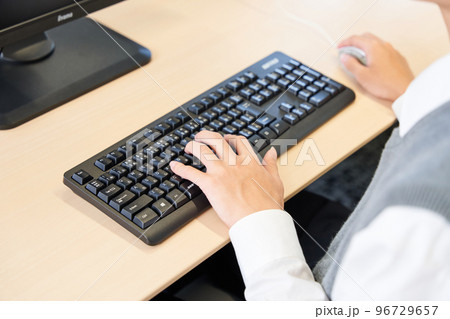 パソコン学習する中学生　　プログラミング 96729657