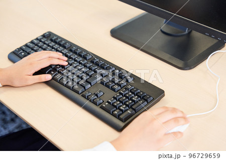 パソコン学習する中学生　　プログラミング 96729659