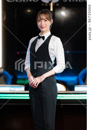 女性カジノディーラーイメージ 96730066
