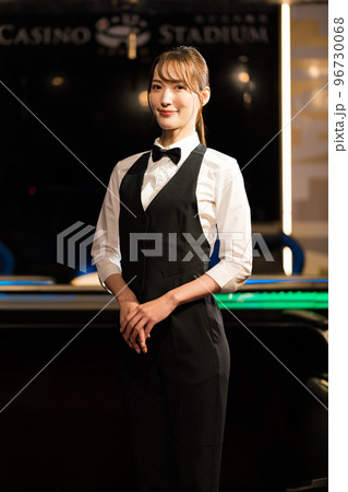 女性カジノディーラーイメージ 96730068