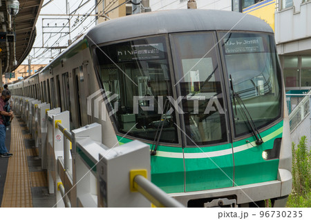 入線する千代田線の電車(南柏駅) 入線する千代田線の電車(南柏駅) 96730235