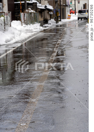 金沢の冬の道路で活躍する消雪装置 金沢の冬の道路で活躍する消雪装置 96730266