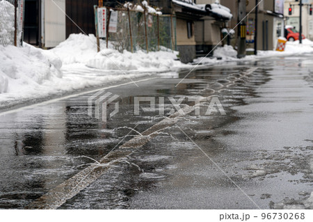 金沢の冬の道路で活躍する消雪装置 金沢の冬の道路で活躍する消雪装置 96730268