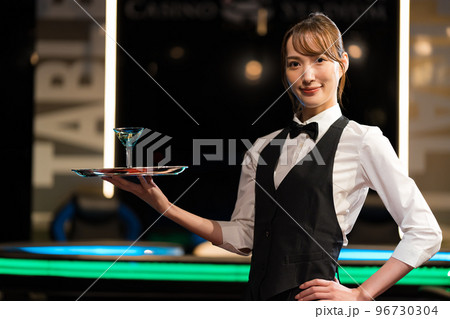 カクテルを運ぶ女性ウェイトレス 96730304