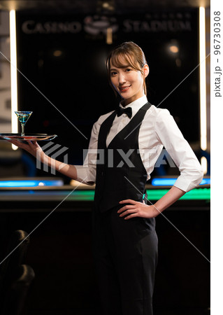 カクテルを運ぶ女性ウェイトレス カクテルを運ぶ女性ウェイトレス 96730308