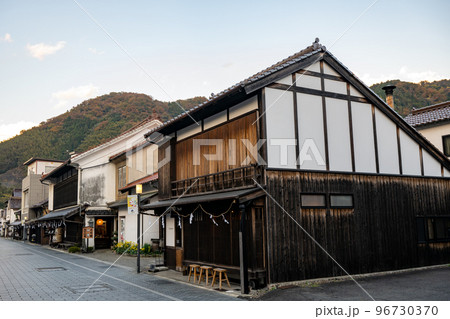 山陰の小京都秋の津和野の夕暮れ 96730370