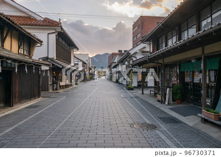 山陰の小京都秋の津和野の夕暮れ 96730371