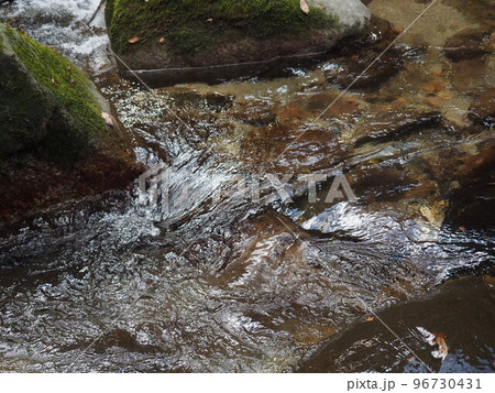 岩場の川の水面 96730431