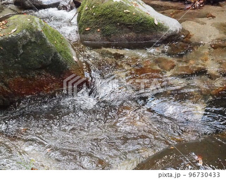 岩場の川の水面 96730433