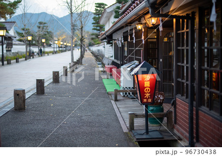 山陰の小京都秋の津和野の夕暮れ 96730438