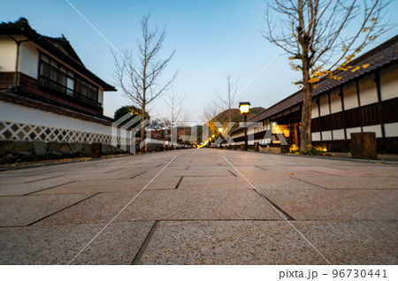 山陰の小京都秋の津和野の夕暮れ 96730441