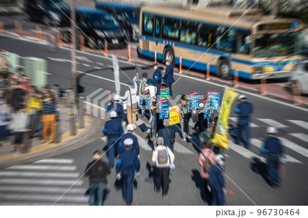 日本の横浜都市景観 コロナ禍が続く中、街かどで見かけた市民運動…「マスクを…」＝桜木町駅前交差点 96730464