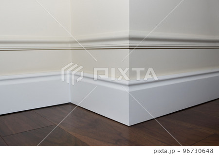 Moulding in the corner. Details in the interior 96730648