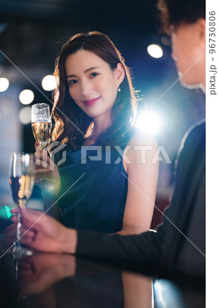 バーで飲み交わす男女 96730806