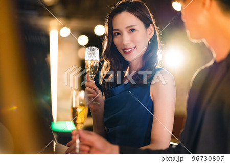 バーで飲み交わす男女 96730807