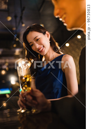 バーで飲み交わす男女 96730813