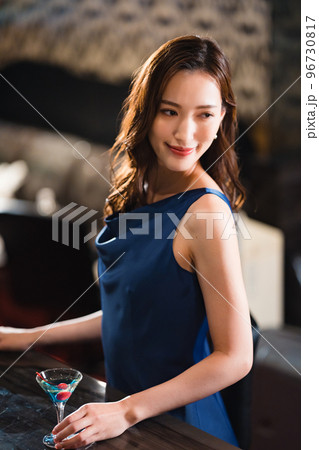 バーカウンターでカクテルを飲む美女 バーカウンターでカクテルを飲む美女 96730817