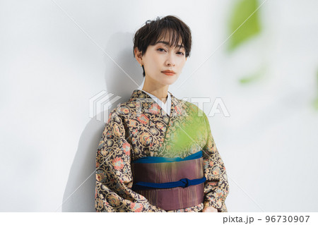 更紗の小紋　ショートヘアの女性 96730907