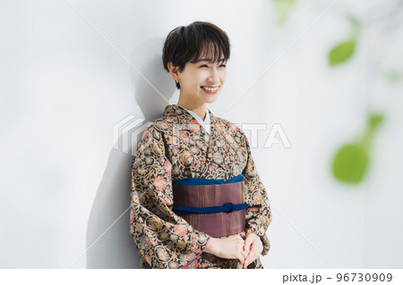 更紗の小紋　ショートヘアの女性 96730909