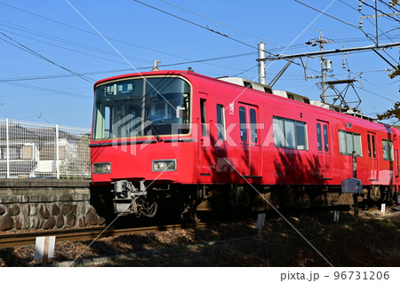 名鉄名古屋鉄道の尾西線・山崎駅通過中の電車 96731206