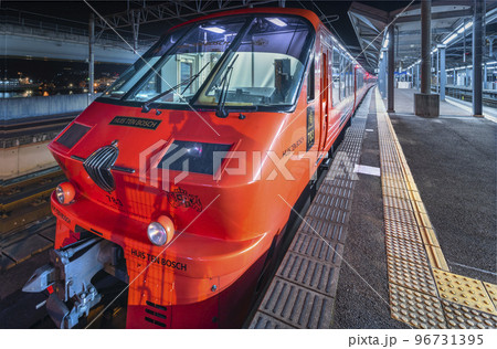 [九州・佐世保] 駅に停車してるオレンジ色の783系ハウステンボス特急電車。 96731395