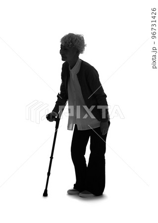 ロフストランド杖をついて歩くシニア女性のシルエット 96731426
