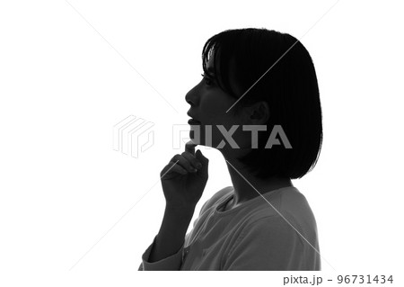 考える女性の横顔　シルエット 96731434