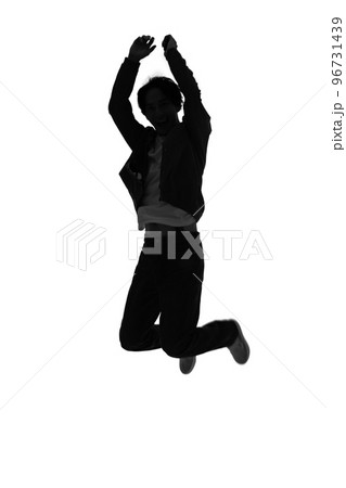 ジャンプする男性のシルエット 96731439