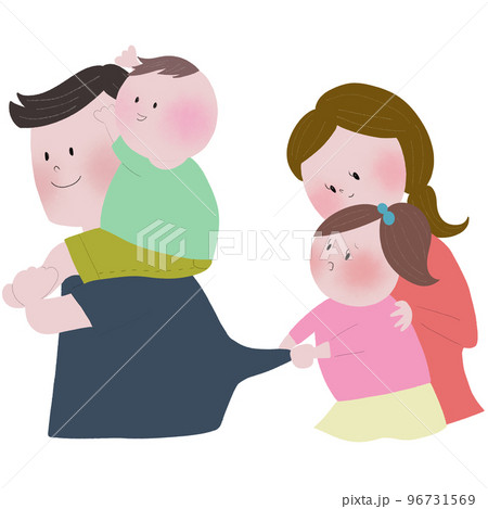 小さい息子を肩車する父親と、嫉妬する姉をなだめる母親 96731569