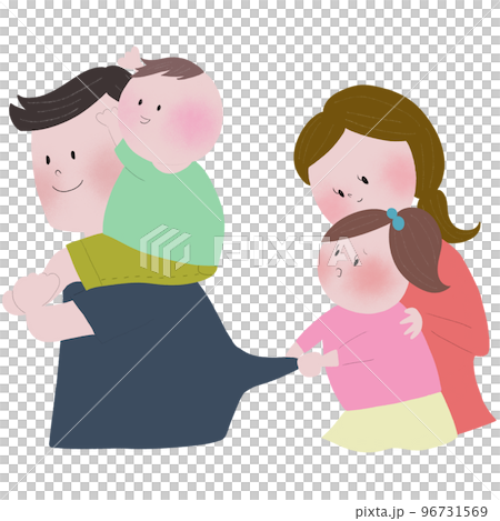 小さい息子を肩車する父親と、嫉妬する姉をなだめる母親 96731569