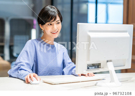 オフィスで仕事をする女性。撮影協力:WEEK芝大門(サンフロンティア不動産) オフィスで仕事をする女性。撮影協力:WEEK芝大門(サンフロンティア不動産) 96732108
