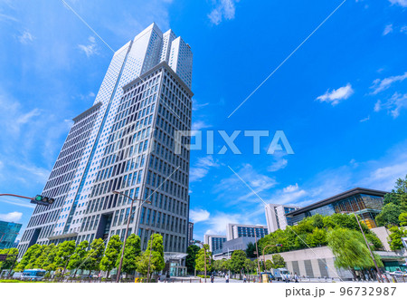 日本の東京都市景観 永田町の山王パークタワーや溜池山王駅（出入口）などを望む 96732987