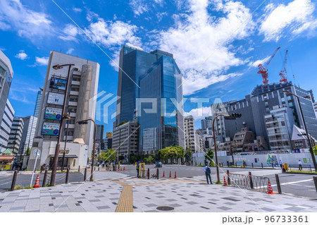 日本の東京都市景観 永田町の山王パークタワー(溜池山王駅出入口）側からコマツビル方面を望む 96733361