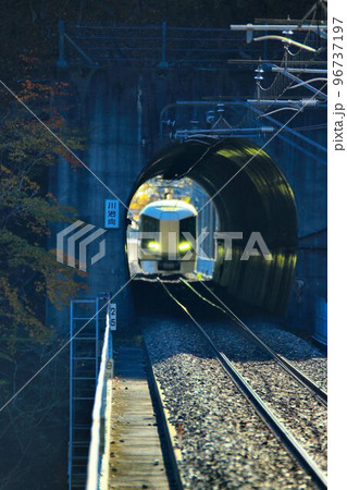 川治向トンネルを抜け【川治湯元】駅へ… 『特急リバティ会津』500系 96737197