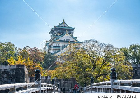 【秋の大阪城公園】大阪城天守閣と極楽橋 96737233