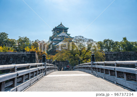 【秋の大阪城公園】大阪城天守閣と極楽橋 96737234
