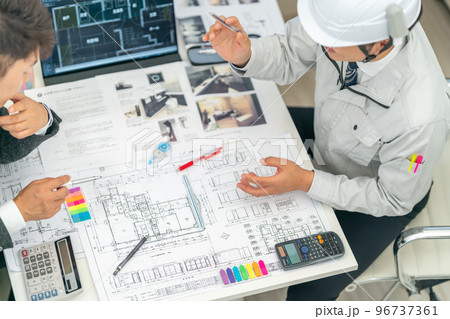 現場の意見を反映させる設計者 現場代理人 工事監理者 一級建築士 図面 ミーティング 建設現場 現場の意見を反映させる設計者 現場代理人 工事監理者 一級建築士 図面 ミーティング 建設現場 96737361